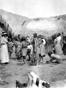 Indianer på en boplats. T.v. på bilden Olga Nordenskiöld. Rio Madidi. Bolivia - SMVK - 005534 photo
