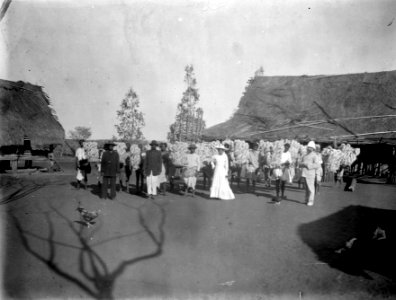 Infödingar med Raffia utanför Sluszanskis hus. S. och hans ramakoa. S-te Marie de Marovoay - SMVK - 021866