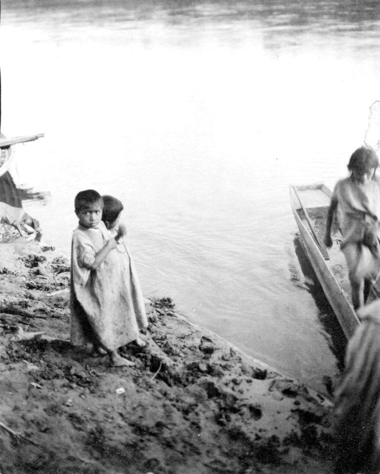Indianbarn vid stranden. Sydamerika, Rio Chaparé, Bolivia - SMVK - 005594