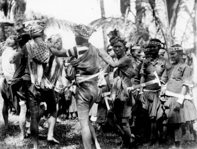 Infödingsdans, s.k. moraego, vid pasanggrahan, Kollawi. Efter foto av W. Kaudern, aug. 1918 - SMVK - 010736
