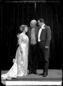 Inga Berentz, Axel Ringvall and Carl Barcklind in Frånskilda frun at Oscarsteatern 1909 - SMV - NR055
