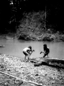 Indianer tillyxa en kanot åt expeditionen som ersättning åt en föregående som spruckit. Rio Baudó - SMVK - 003985 photo