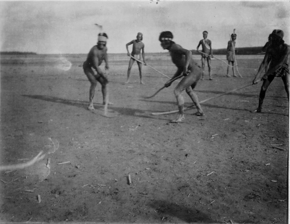 Indianer spela boll. Början av det hockeyliknande spelet. Rio Pilcomayo. Argentina - SMVK - 004888
