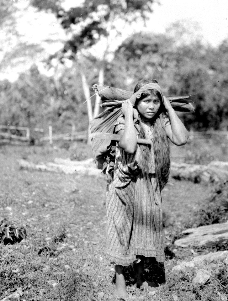Indianska kommer hem från odlingen. Lokal, Missionsstn. Cavinas, nära Rio Beni, Bolivia - SMVK - 005005