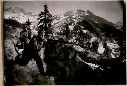 Infanteriestellung am Cherzplateau mit Col di Lana im Hintergrunde. (BildID 15730787)