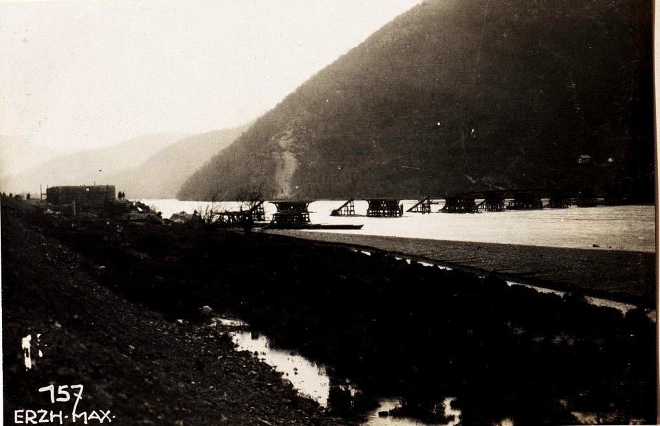 Infolge Hochwassers zerstörte Kriegsbrücke über den Matifluss. (BildID 15573197)
