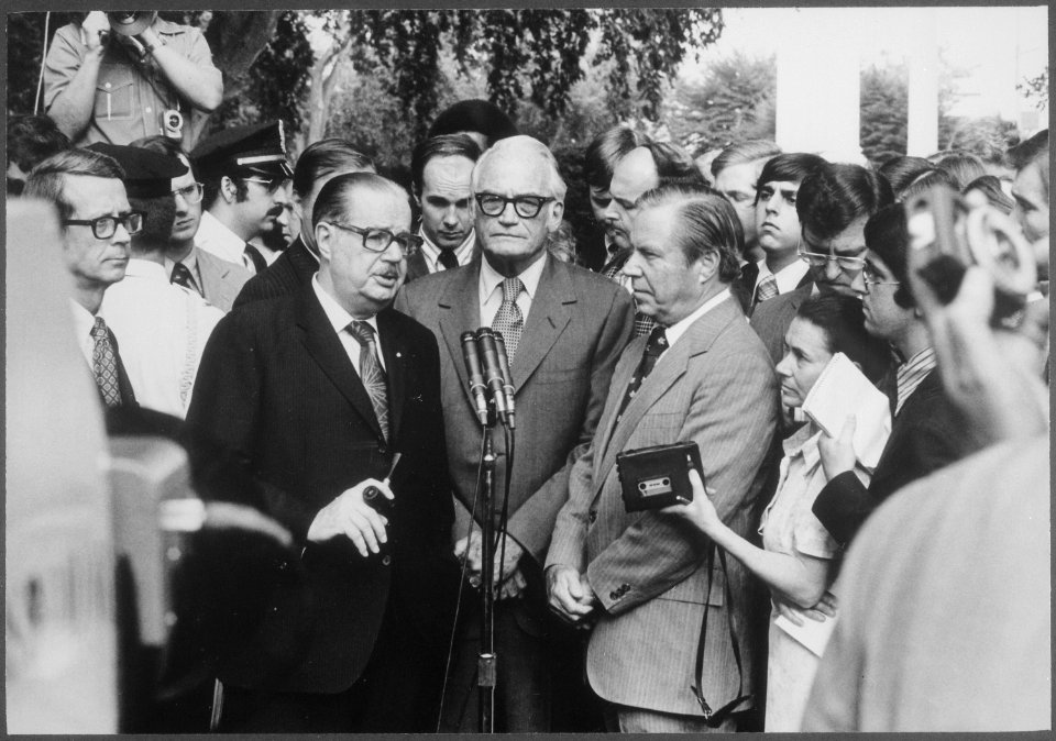 Informal press conference following a meeting between Congressmen and the President to discuss Watergate matters. - NARA - 194590