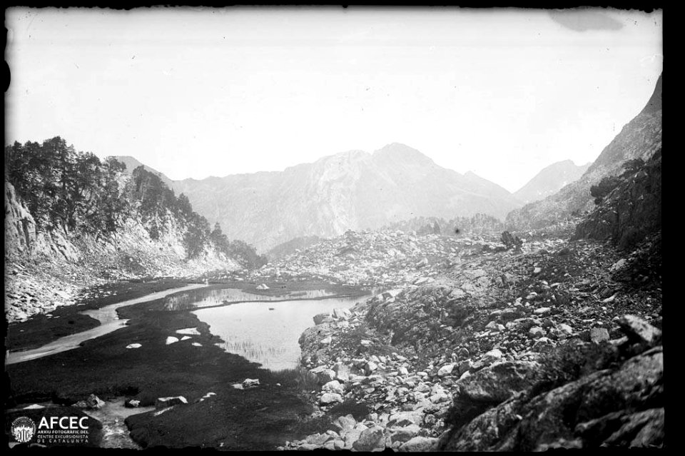 L'estany de Paderna i muntanyes al fons