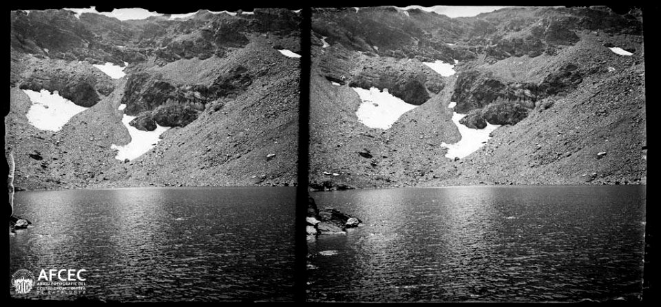 L'estany Blau de Carançà amb algunes congestes de neu al vessant