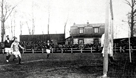 L'International Maurice Gastiger (blanc), avec le FEC Levallois contre Rouen, en avril 1921