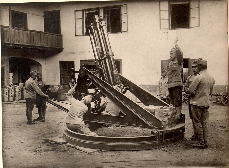 L.F.A. Kanone Nro.l. Zum Abfeuern bereit. Aufgenommen am 5. Juli 1916. (BildID 15477106)