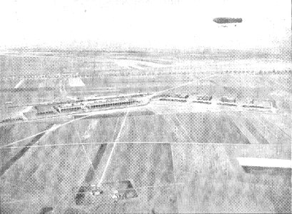 L'Illustration vue du terrain des tribunes des hangars des chronométreurs