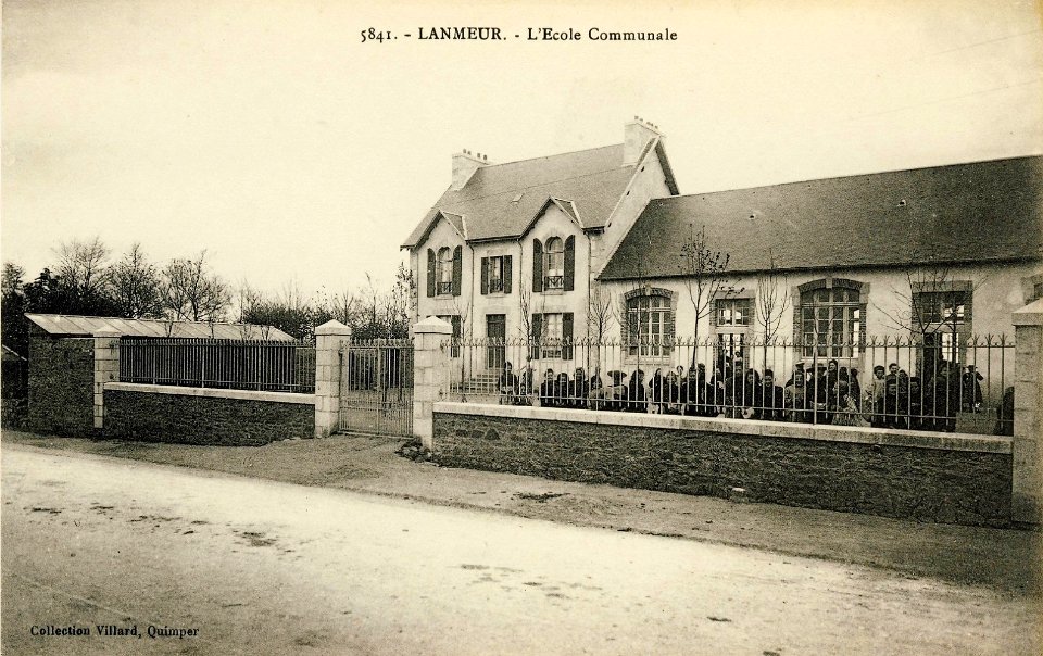 L'école communale de Lanmeur (1930 environ)