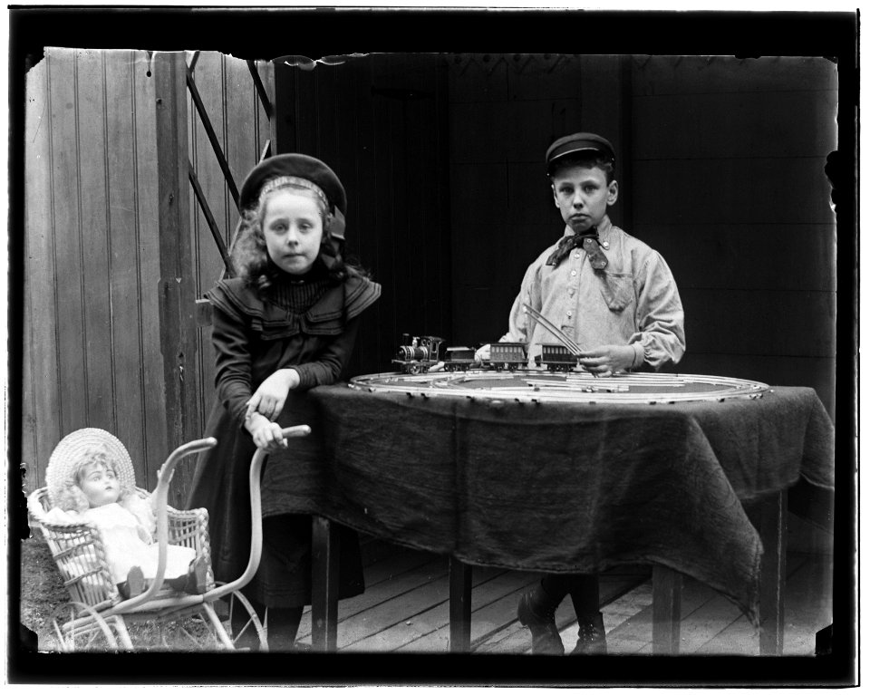Johannes Cornelis Blössmann (1892- ) en zijn zusje Hermina (kleine Mien) Blössmann (1894- ) (max res)