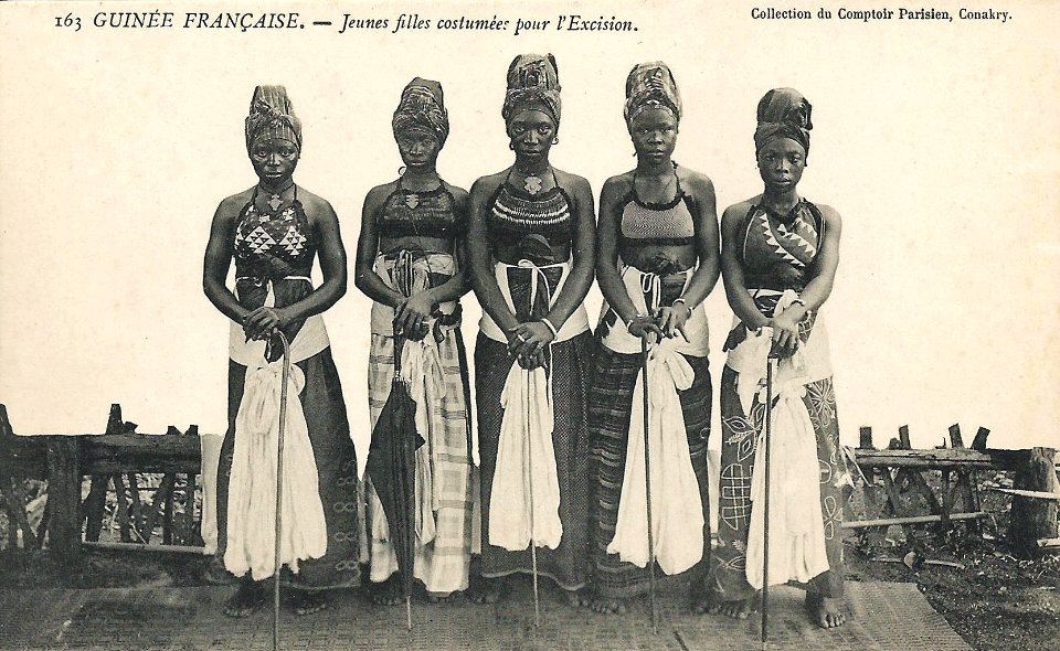 Jeunes filles costumées pour l'excision (Guinée)