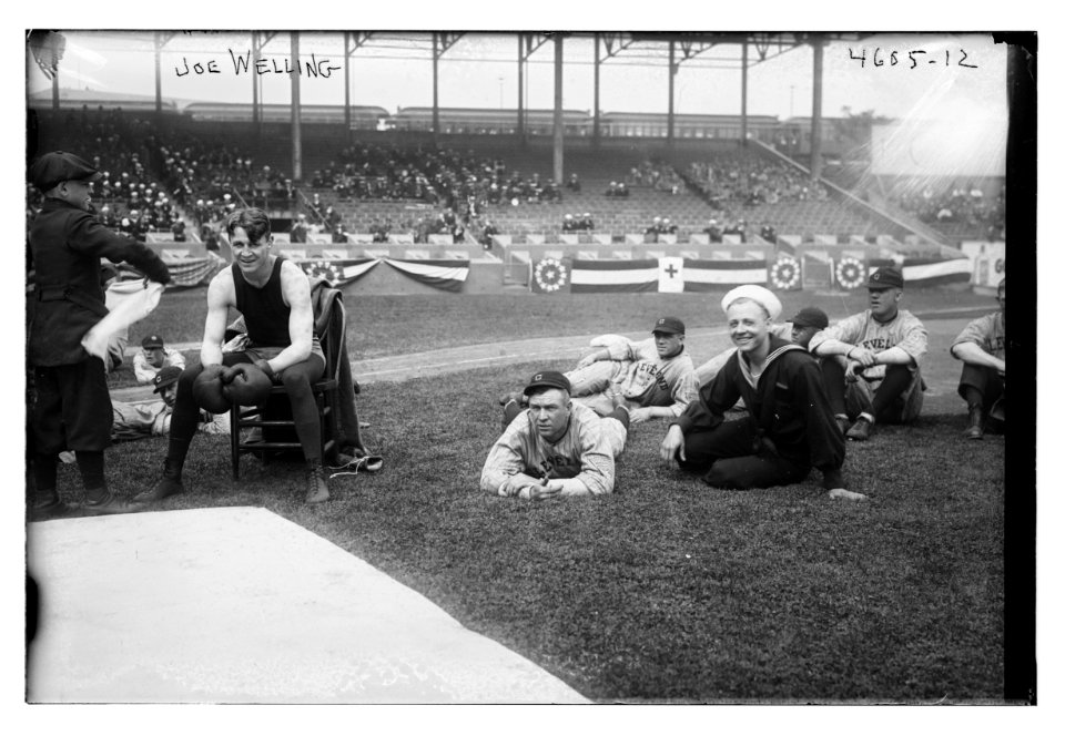 Joe Welling, boxer (amid Cleveland baseball players in stadium, 1918) LCCN2014707062