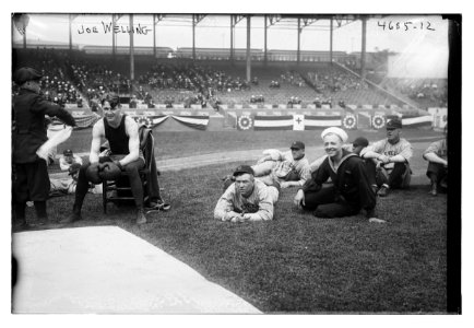 Joe Welling, boxer (amid Cleveland baseball players in stadium, 1918) LCCN2014707062