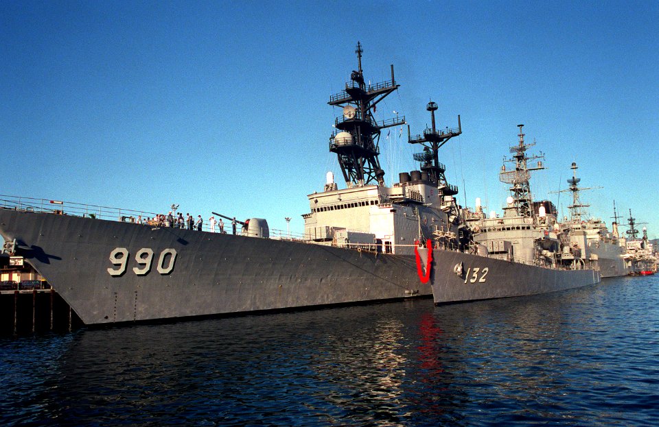 JS Asayuki and USS Ingersoll at Naval Station Pearl Harbor, -1 Feb. 1988 a