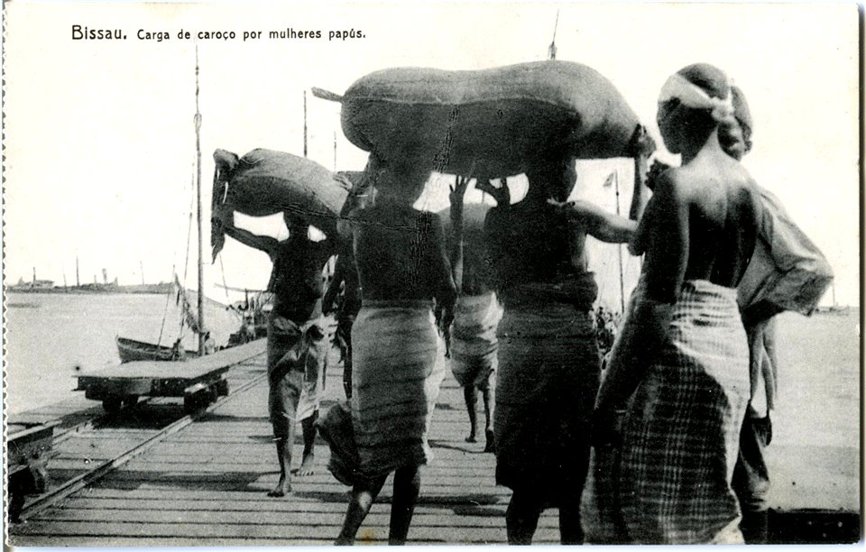 JRD - Bissau – Carga de caroço por mulheres papús