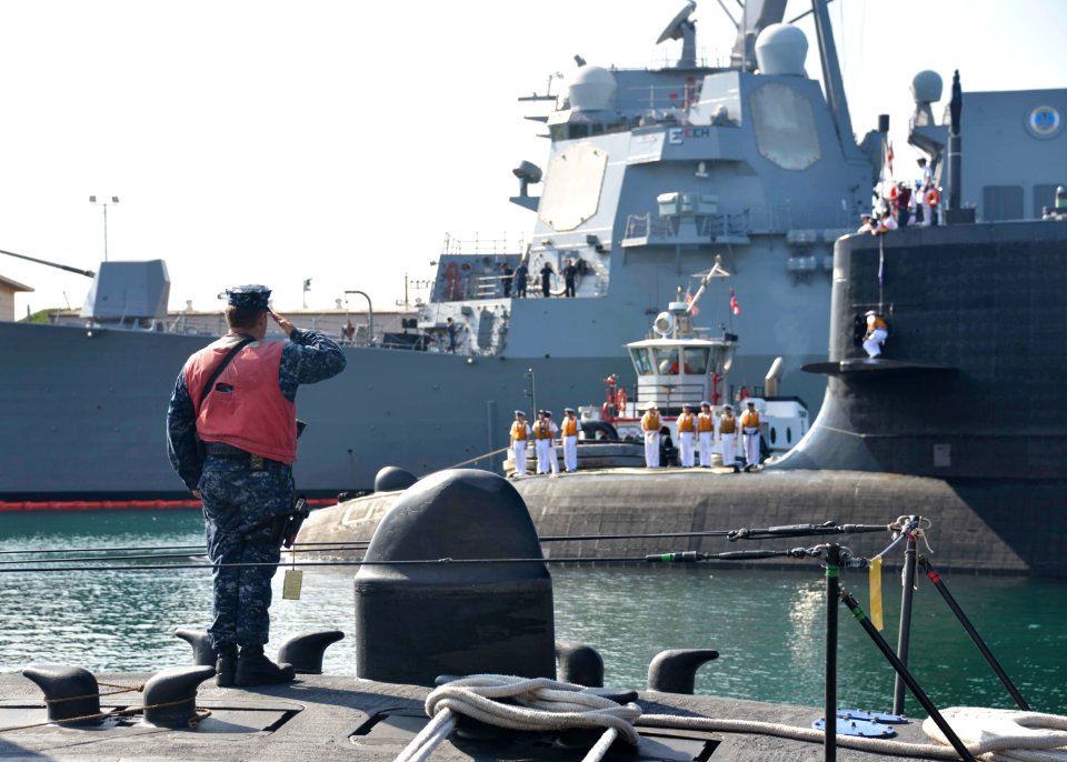JS Hakuryu arrives in Pearl Harbor 150227-N-DB801-078