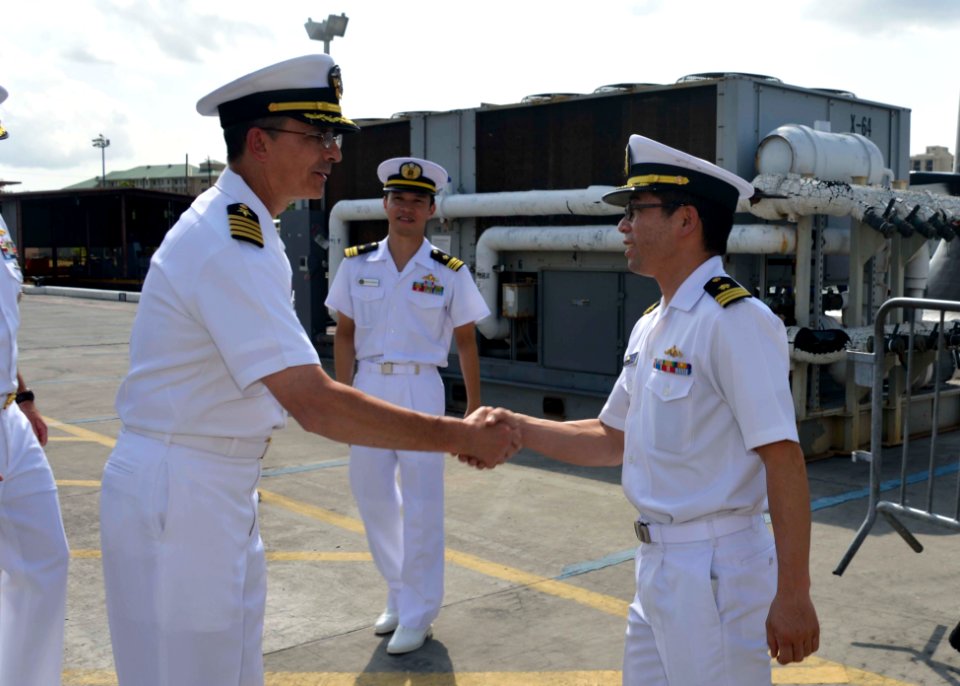 JS Hakuryu arrives in Pearl Harbor 150227-N-DB801-242