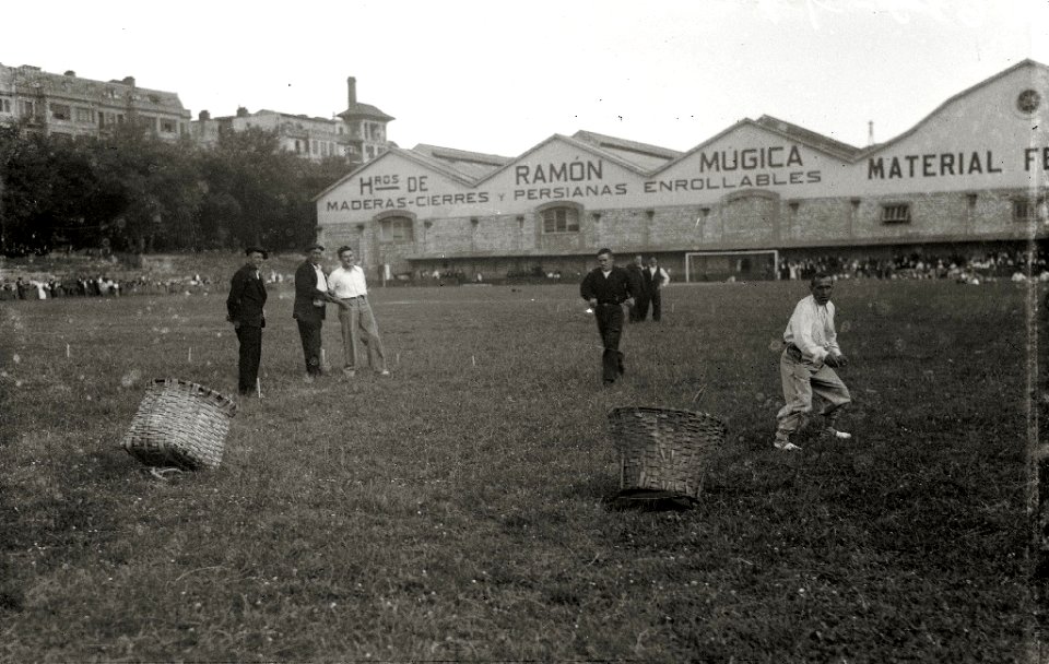Juegos rurales vascos en el campo de fútbol de Atotxa (1 de 2) - Fondo Car-Kutxa Fototeka