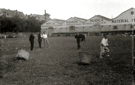 Juegos rurales vascos en el campo de fútbol de Atotxa (1 de 2) - Fondo Car-Kutxa Fototeka