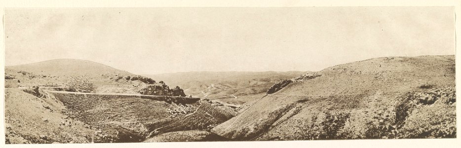 Judäisches Gebirge - zwischen Jerusalem und Jericho. Links der Chan Ḥaḑrūra (Samariter-chân). 1906. LCCN2014648721