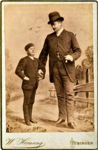 JW Hornung - Der große und der kleine Mann beim Spaziergang ca.1890 (EFM039)