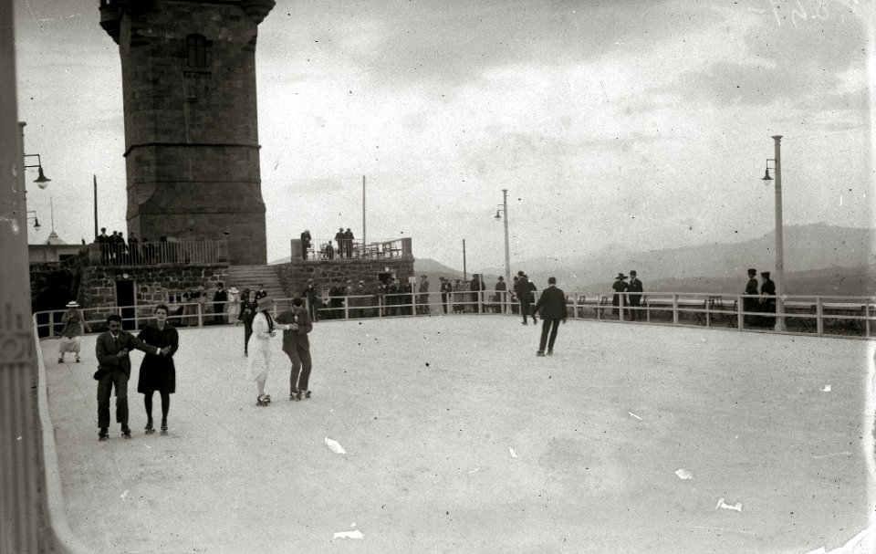 Jóvenes disfrutando de la pista de patinaje de Igeldo (1 de 2) - Fondo Car-Kutxa Fototeka