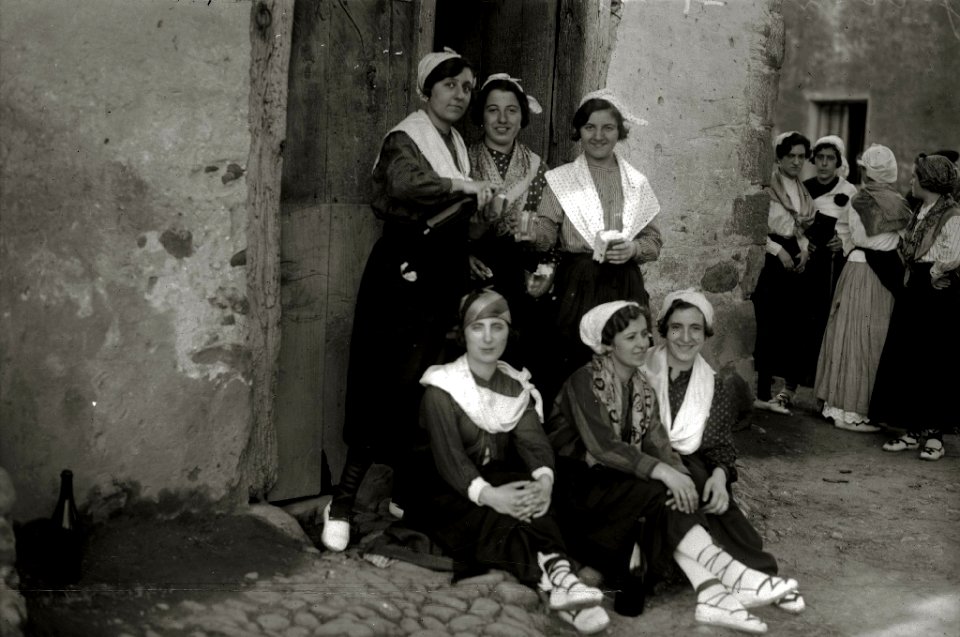 Jóvenes con trajes vascos en Zubieta (2 de 3) - Fondo Car-Kutxa Fototeka
