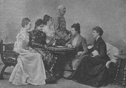 József, Klotild és lányaik photo