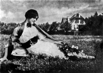 Junge Frau auf einer Wiese
