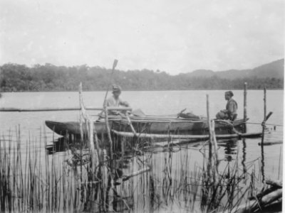 Jägare vid sin kanot vid sjön ute på fiske - SMVK - 000266