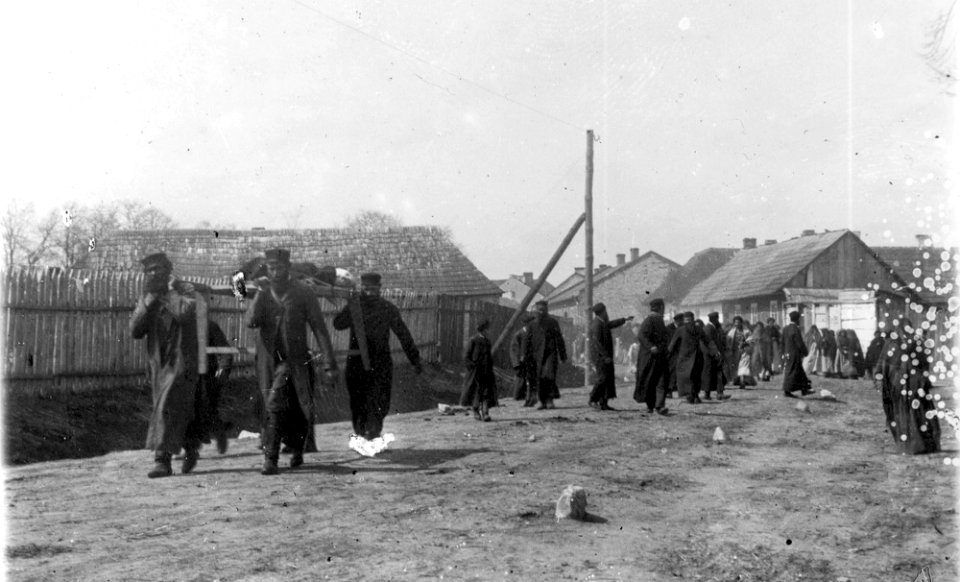Jędrzejów, ull. Pińczowska. Pogrzeb żydowski, fot. Feliks Przypkowski, 1918