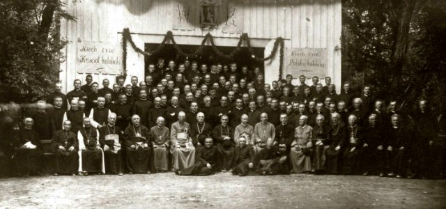 Jędrzejów. Biskupi i duchowieństwo na uroczystościach jubileuszowych 700-lecia śmierci bł. Wincentego Kadłubka, 1923