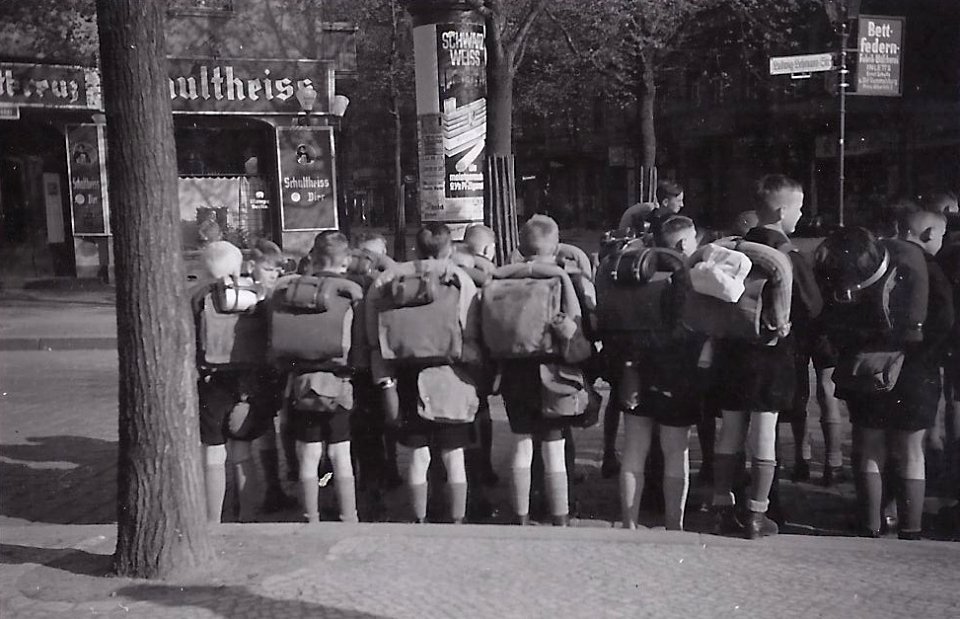Jungvolk (Pimpfe) in Berlin, angetreten zur Osterfahrt 1938
