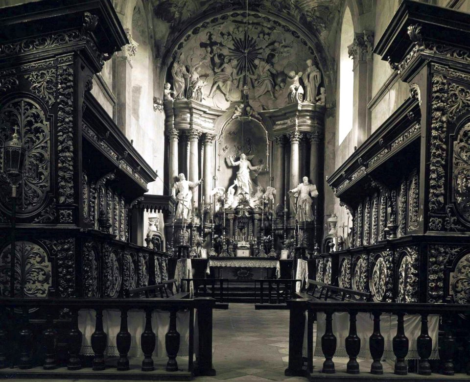 Jędrzejów. Opactwo cystersów. Wnętrze nawy głównej kościoła, widok w kierunku prezbiterium, ołtarz główny i stalle, 1936