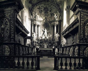 Jędrzejów. Opactwo cystersów. Wnętrze nawy głównej kościoła, widok w kierunku prezbiterium, ołtarz główny i stalle, 1936