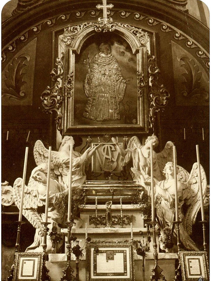 Jędrzejów - opactwo cystersów. Wnętrze kościoła, kaplica bł. W. Kadłubka, fot. ok. 1914