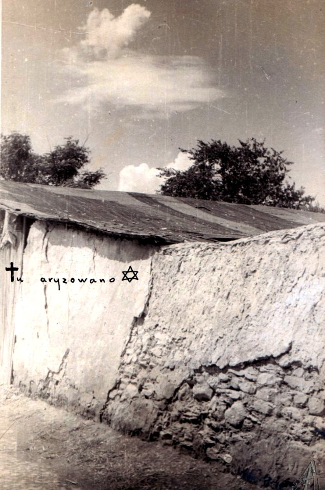 Jędrzejów. Mur cmentarza przy ul. Kieleckiej miejsce licznych egzekucji Polaków i Żydów , fot. Tadeusz Przypkowski, 1943