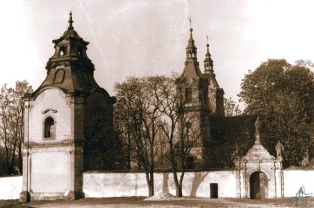 Jędrzejów. Opactwo cystersów. Dzwonnica, główna brama i kościół klasztorny