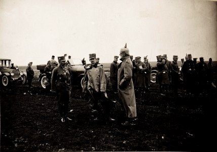 Karl I. beobachtet die Fortschritte der Gegenoffensive in Galizien, die von Mitte Juli bis Anfang August andauerte. Hier ist er am 23. Juli mit dem Oberbefehlshaber der deutschen Südarmee General Feli (BildID 15566375)