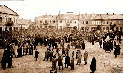 Jędrzejów. Rynek, wschodnia pierzeja, jeńcy rosyjscy, 1915
