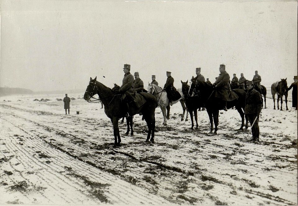 Karl I. besucht die in Altbunzlau und Brandeis stationierten Lothringer Dragoner, 26.3.1917 (BildID 15551372)