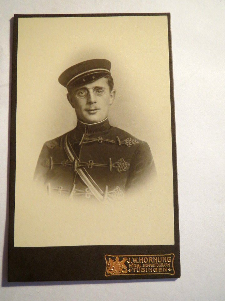 JW Hornung - Student mit Zwicker in Kneipenjacke und Couleur CdV
