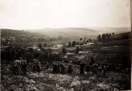 Karl I. beobachtet die Fortschritte der Gegenoffensive in Galizien, die von Mitte Juli bis Anfang August andauerte. Hier ist er am 23. Juli im Frontgebiet unterwegs. (BildID 15566431)