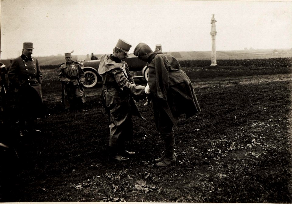 Karl I. beobachtet die Fortschritte der Gegenoffensive in Galizien, die von Mitte Juli bis Anfang August andauerte. Hier ist er am 23. Juli im Frontgebiet unterwegs. (BildID 15566396)