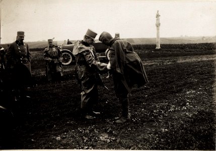 Karl I. beobachtet die Fortschritte der Gegenoffensive in Galizien, die von Mitte Juli bis Anfang August andauerte. Hier ist er am 23. Juli im Frontgebiet unterwegs. (BildID 15566396)