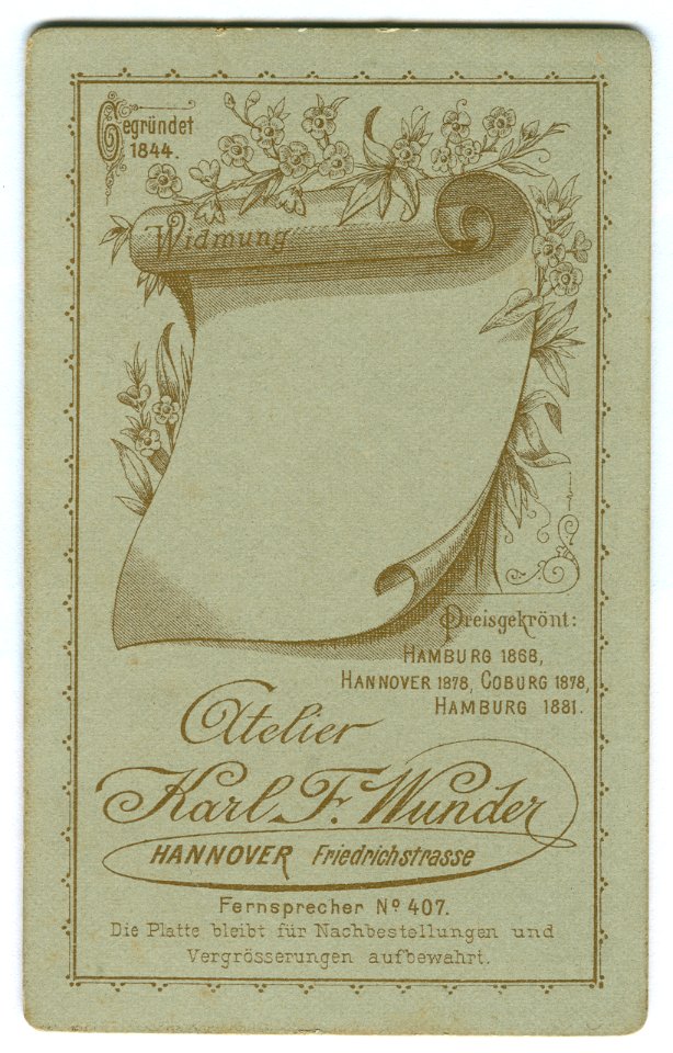 Karl F. Wunder CDV Knabe im Atelier mit retouchierter Kopfstütze vor Wandbehang Fenster Backside